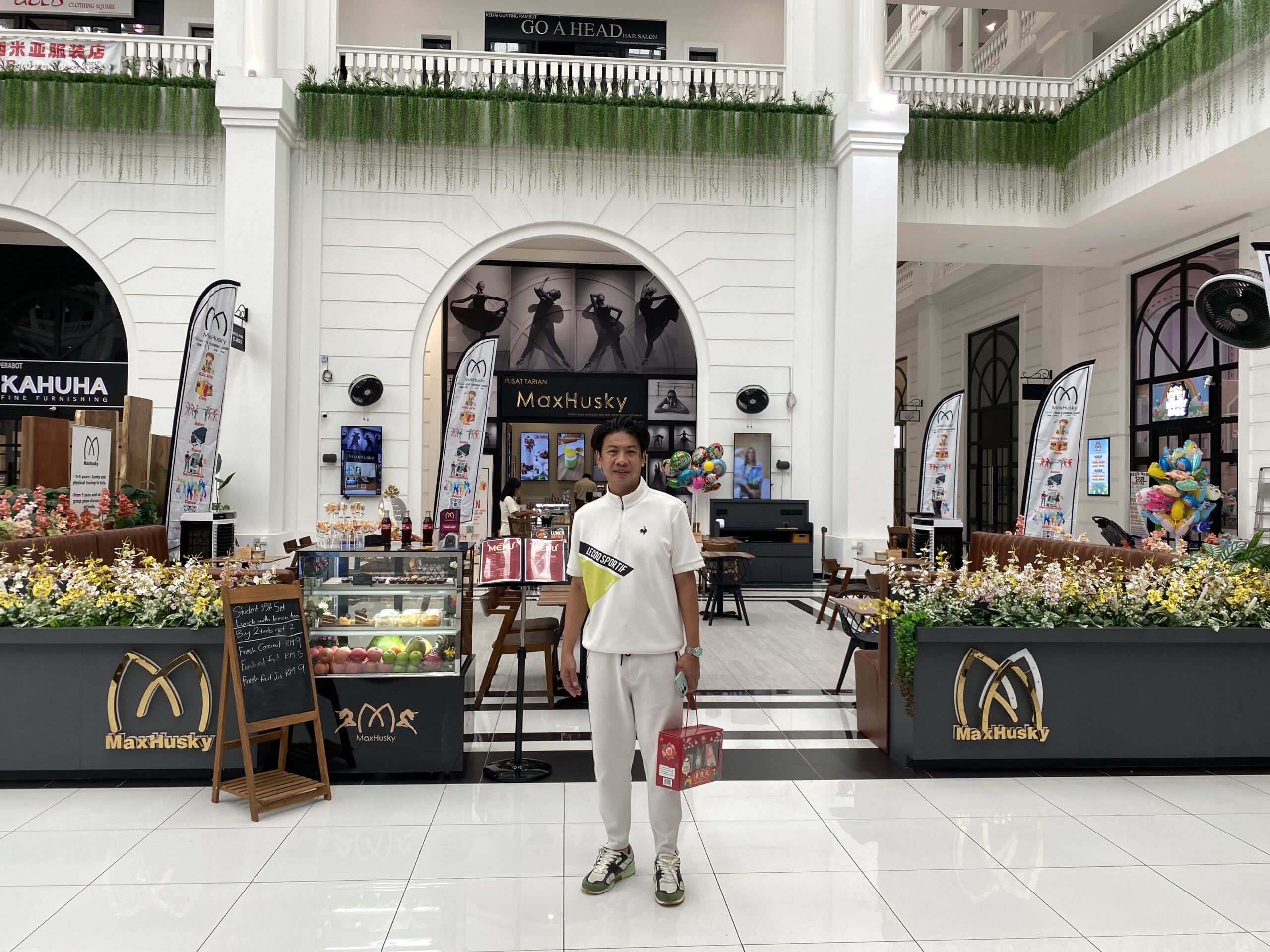 Restaurant and Dance Centre – Maxhusky in Eco Galleria